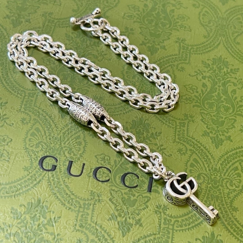 G*u*i necklaces